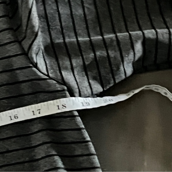 Sunhee Moon Gray Top with White Petite Stripes and Pockets - Size 2 - Picture 9 of 12